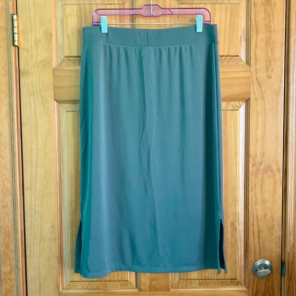 Women’s size medium Lands’ End olive green skirt with elastic waistband - Picture 3 of 5